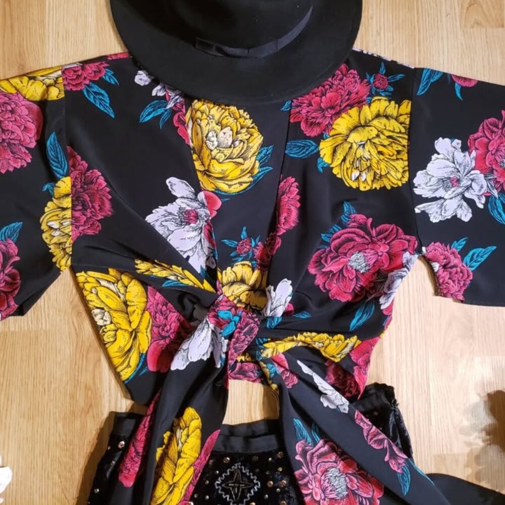 Pretty floral cover up/blouse.